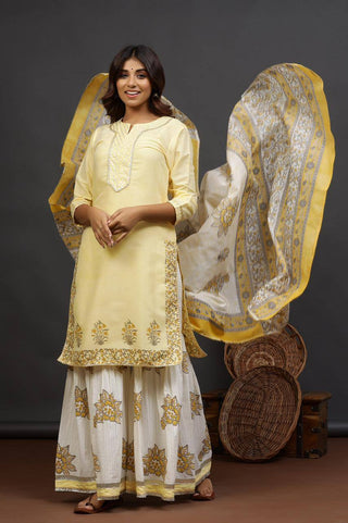 Yellow suit - size 40 - Ria Fashions