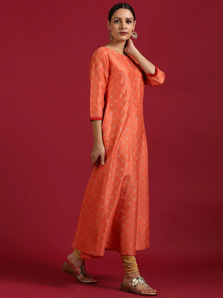 This is a single piece kurta.It comes with floral print anarkali style kurta has a round neck, 3/4th sleeves, ankle length.